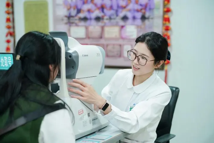 眼压检查科普强调综合评估的重要性（原报道配图）